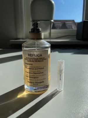 Maison Margiela Beach Walk – 2ml sample  - En av de mest ikoniska sommarparfymerna just nu 🌊☀️  Beach Walk från Maison Margiela fångar känslan av en varm sommardag vid havet — salt hud, solkräm och havsbris. Lätt, frisk och helt unik.