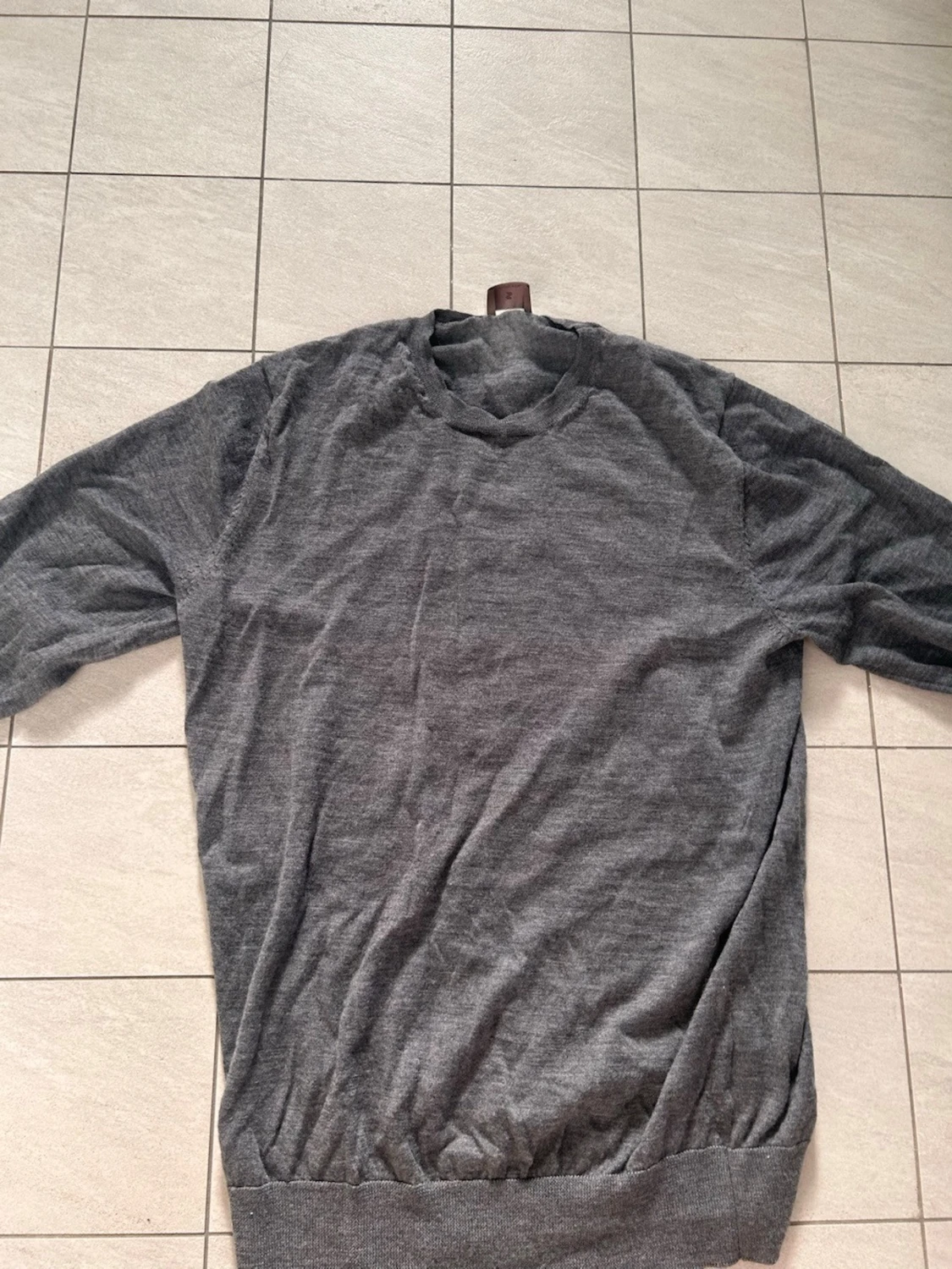 Grå stickad tröja med rund hals