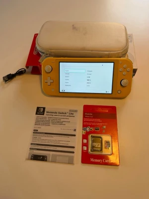 Nintendo switch lite - Funkar perfekt, har lite mindre märken och ett jack på höger sida. Ingår: laddsladd, minneskort och skyddande väska