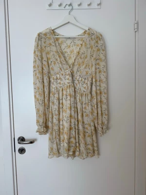 Klänning  - En fin gul klänning från Nakd i storlek 32 🩷