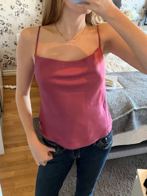 Fint rosa linne i siden från stradivarius - En snygg rosa linnetopp i siden med tunna justerbara axelband och avslappnad passform. Aldrig använd