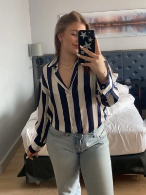 En super stilig och somrig satin skjorta från Zara i storlek S - Storlek S men passar M. Super fin och knappt använt! Defekterna inifrån syns inte när man har skjortan på sig. Fråga om fler bilder! Priset kan diskuteras