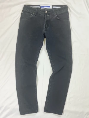 Jacob Cohën Nick – Black Denim – Strl W31 - Färg: Svart | Modell: Nick slim fit | Storlek: W31 | Skick: 10/10 | Japansk denim | Hör av dig vid frågor!