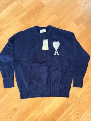 Ami sweatshirt - Helt ny ami paris sweatshirt i strl M och färgen mörkblå. Bara att skriva ett DM vid intresse!