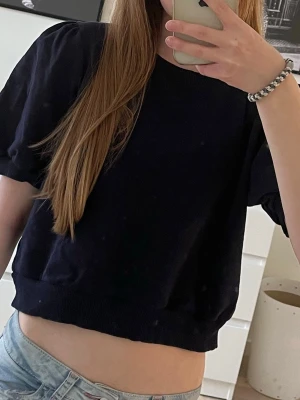 Tröja med puffade ärmar - Fin tröja från Gina tricot med puffade ärmar, tröjan är använd men har inga defekter 