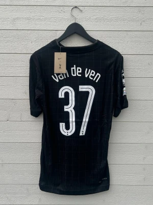 Van de Ven Tottenham Fotbollströja  - Säljer en Tottenham fotbollströja med Van de Ven 37 på ryggen som är helt ny med prislapp!