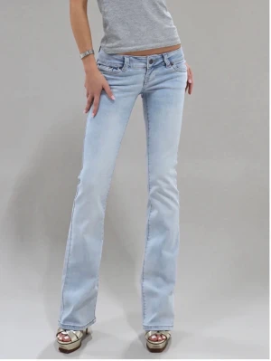 G Rise - Säljer dessa så snygga utsvängda jeans från g Rise dom är i storlek s och längsta längden har dock sytt upp dom en bit men kan sprätta upp i behov nu är dem 85 cm i innebenslängd  men originalet 92 cm dem är ljusblå med små rosa detaljer använda max 5 gånger original pris 1 300 men dyr frakt❣️