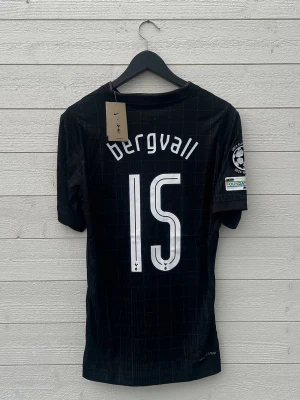Lucas Bergvall Tottenham Fotbollströja - Säljer en Tottenham fotbollströja med Bergvall 15 på ryggen som är helt ny med prislapp!