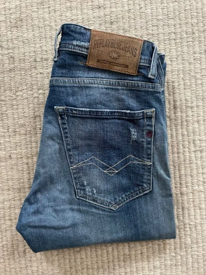 Replay jeans  - Replay jeans! Modell Grover! Jeansen har perfekta slitningar och sitter bra, Ny pris= 2000! Säljer ändast för= 699! W31 L34