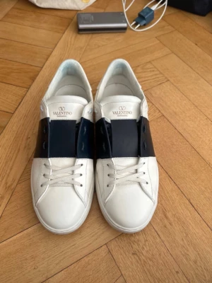 Valentino open - Säljer ett par riktigt fräscha opens o navy storlek 43,5 i väldigt fint skick! Givetvis äkta, bara att höra av sig vid funderingar