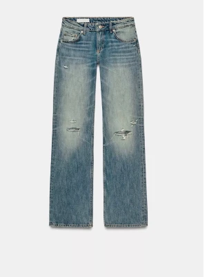 Blå raka slitna jeans från Zara  - Säljer ett par blå raka jeans från Zara med slitningar och hål på benen för en cool, avslappnad look. Jeansen har klassisk femficksmodell, låg midja och är tillverkade i denim. Perfekta för dig som gillar en trendig och bekväm stil.