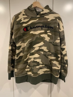 Camouflage hoodie från Champion - Säljer denna camoflauge hoddien från champion.