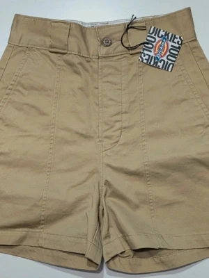 Beige high waist shorts från Dickies Storlek XXS - Snygga beige shorts från Dickies med hög midja och klassisk passform. Tillverkade i slitstark bomull med breda hällor för bälte och två sidofickor. Perfekta för en avslappnad och stilren look. Midja 32 cm, Längd 40cm