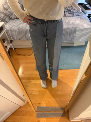 Blå raka jeans med hög midja - Säljer ett par ljusblå raka jeans med hög midja och klassisk femficksdesign.  Loose straight high waist . Jeansen har en avslappnad passform och är tillverkade i denim. Perfekta för en casual och trendig look. Nyskick 499.