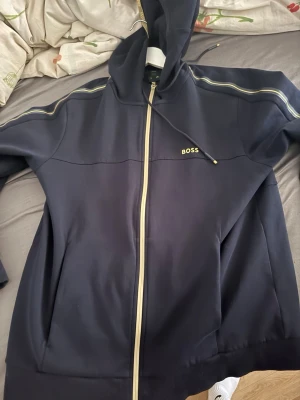 Hugo boss kofta  - Hugo boss kofta i marinblå. Helt nytt skick.