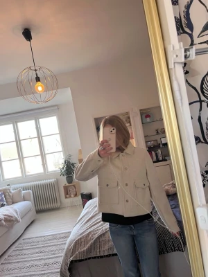 Beige jacka  med fickor - Snygg beige jacka med klassisk rak passform och stora bröstfickor med lock. Jackan har knäppning framtill och en stilren, minimalistisk look som passar till det mesta. Perfekt att slänga över en hoodie eller t-shirt för en chill vibe.
