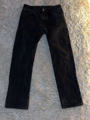 Nudie Selvedge Jeans Svarta - Extremt sällsynta japanska selvedge jeans från nudie i svart. Endast använda ett fåtal gånger så skicket på dessa är extremt bra. Sitter riktigt fint runt benen och över skorna samt har de en lite mer straight fit och är lite förkortade än 34 i längden, skulle säga 33 i längd. Riktigt feta och ligger på ett mycket bra pris!! Fråga gärna om ni har några funderingar, svarar snabbt!! 😉✍️