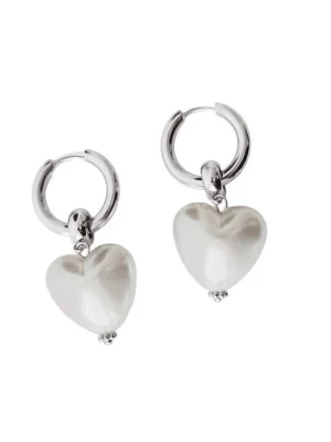 Silverörhängen med vita hjärtan - Snygga örhängen i silverfärg med hängande vita hjärtan i pärlliknande material. Från WOS. Inga slitage eller skador då de endast är använda en gång 🩷