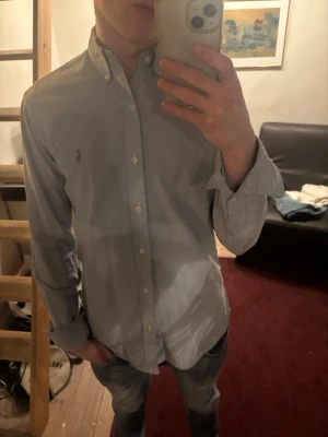 Ljusblå skjorta från Ralph Lauren - Klassisk ljusblå skjorta från Ralph Lauren med button-down krage och broderad logga på bröstet. Skjortan är i bra skick och har används varsamt. Är slimfit M, men passar bäst för S. Hör av er vid minsta fundering! 🙌