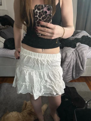 Spets kjol - Säljer en vit spets kjol❤️