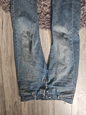Levi's jeans - Levis jeans 501 i storlek w34 l32. Välanvända. Slitna vid hälsen som man ser på bilden. Nypris 1000kr