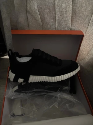 Svarta sneakers  - Hej säljer dessa skor, helt nya allt kommer med dustbag osv. 