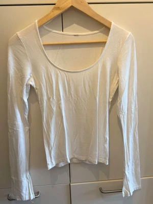 Vit långärmad topp med rund hals - Vit långärmad topp från Gina Tricot med slits på ärmen
