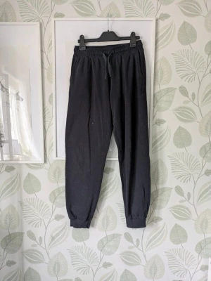 Byxor Firefly Storlek 158/164 - - I använt skick . - Exakta färgen är väldigt svår att få på bilden och se i verkligheten den ser mörkblå ut men i vissa ljus ser den svart ut. - Tyget har smånopper och lite ljusare i kant jämfört med ny och en fläck på benet. - Passar kanske som extrabyxor i skolan. - Från intersport. - Jag kan ha missat någon miniskavank men jag har försökt att granska plagget så gott det går.