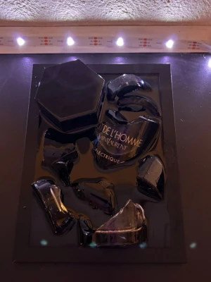 Yves Saint Laurent La Nuit de L'Homme - Riktigt fin tavla, det ger dig unik lyxig tuch i hemmet. Skickat inom 0-1 dag 🚚