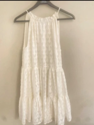 Klänning  - Jättefin vit klänning för sommaren💕