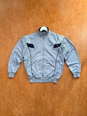 Vintage Adidas Kofta Zip - mycket bra skick. passar S-M