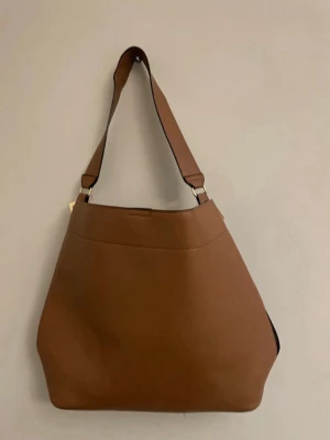 Väska - Snygg brun väska❤️knappast använd!💕