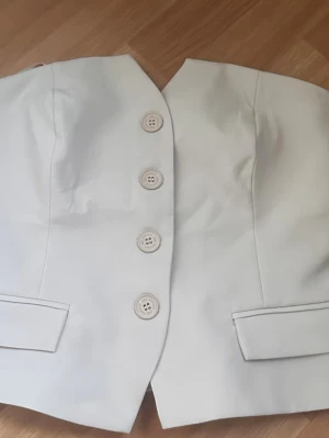 Ljus beige kavaj med knappar och volang - Använd 1 gång! 