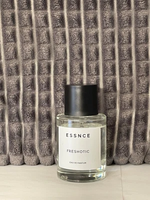 ESSNCE Freshotic  - ESSNCE  Freshotic 50ml flaska se bilder för mängd kvar. Fräsch sommar doft.