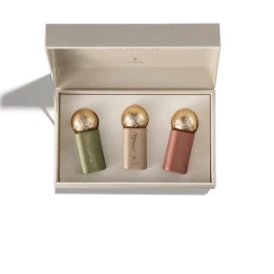 IBRAQ Parfymolja Set - 3 × 6 ml - IBRAQ Parfymolja Set med tre unika dofter: JASEED, NAMA och ETHAQ. Varje flaska innehåller 6 ml parfymolja. Tillverkad i Saudiarabien. Tre sammanlänkade oljeflaskor väver en resa som börjar med fröet - ett löfte om början och hopp - vidare till palmbladet som erbjuder skugga och ro, och slutligen till fruktklasen som är rik på jordens välsignelser och generositet. En doftresa som förkroppsligar djupa rötter, oändligt givande och evig styrka... Kollektionen innehåller (6 ml): • Jareed-olja • Nawa