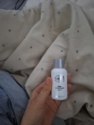 Nagel kit - Säljer ett kit med nagel grejer. Perfekta för att fixa sina egna gele naglar hemma. Använda endast nån gång. En Gel iQ Pre-Cleanser, en förpackning med från början 500st nagel wipes, en Miss Fancy Prep, en Depend Hybrid Top Gel, en Nagellampa syns att den är använd men funkar jätte bra, två förpackningar med typ grund naglar det ska va 500st i varje en är lite använd men den andra är oöpnad, Miss Fancy builder gel använd endast några gånger. Ny pris för allt samanlagt blir ca 1300kr. 