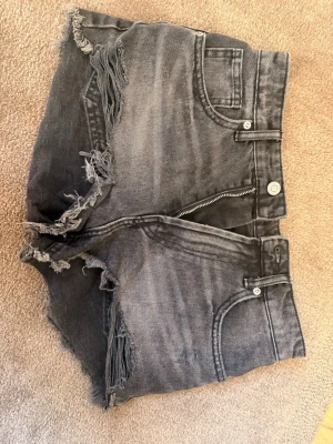 Gråa högmidjade jeansshorts med fransar - Superfina jeansshorts men som tyvärr inte passar längre 