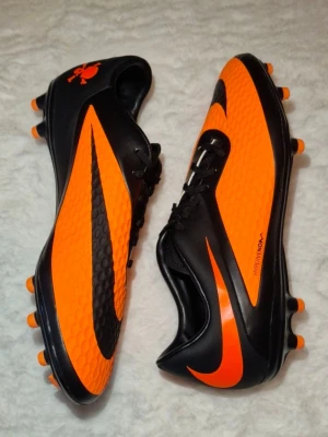 Nike Hypervenom Phantom FG - Nike Hypervenom Phantom FG Orange/Svart i väldigt bra skick   Knappt använd! Inga defekter! Helt och rent!  Skick: 10/10 Storlek: 45 Produktkoden: 599730-008 