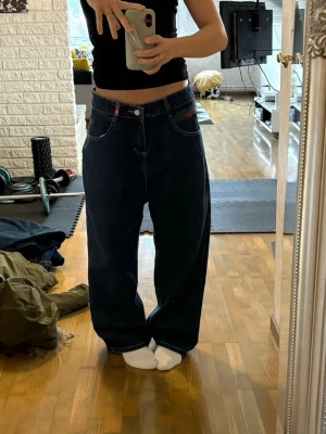 Mörkblåa baggy jeans från JNCOjeans - Säljer ett par mörkblåa baggy jeans från JNCO jeans. Dom har fickor fram och bak, storlek M
