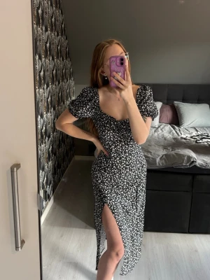 Blommig klänning - New York - Mycket fin svart/vit blommig klänning ifrån New Yorker 🖤 Storlek 38 Använd väldigt få gånger - super fint skick!!  Jag är 167cm lång för referens 🥰