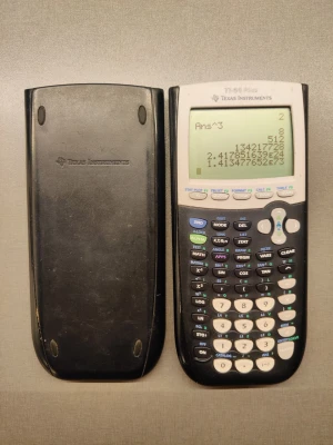 Texas Instruments TI-84 Plus miniräknare - En klassisk grafritande miniräknare, TI-84 Plus från Texas Instruments. Svart och vit design med tydliga gummiknappar och stor display. Perfekt för matte, statistik och programmering. Passar bra för gymnasiet och universitetet.