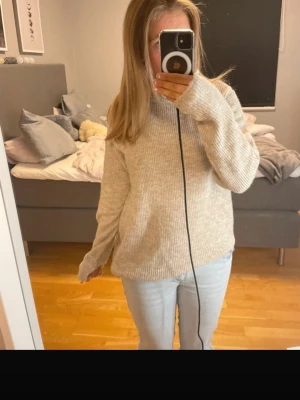 Stickad tröja - En helt oanvänd stickad tröja i fin färg från Only 