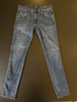 Replay anbass - Replay anbass sitter ganska tajt. Färg mörkblå. Storlek 30/32. Hör av er vid frågor 