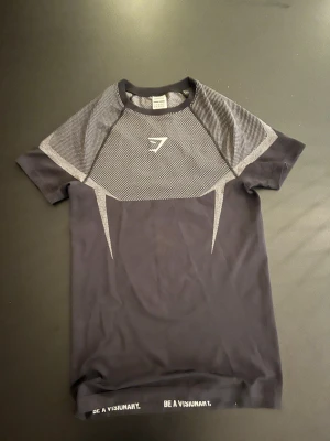 Gymshark onyx  - Jag fick tag i denna från senaste Gymshark droppet. Jag har använt den två gånger men tyckte den satt lite för tajt så därför säljer jag den. Hör av er om ni har några frågor.