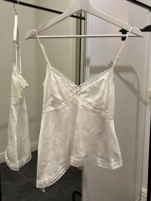 Satin linne med spets  - Jättefint Vitt linne i satin med spets, stl s. Aldrig använt. Kan skickas / hämtas. 💕