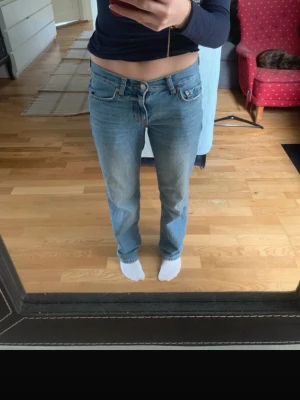 Ljusblå raka jeans från Gina tricot  - Säljer ett par klassiska ljusblå jeans från Gina tricot med rak passform och låg midja. 