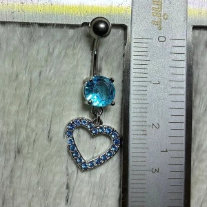 ✨ NY oanvänd navelpiercing med hänge - Kirurgiskt stål 316L  - ✨ NYTT oanvänt smycke i kirurgiskt stål! 🌸 Hållbart & Rostfritt: Slitstarkt 316L-stål som inte oxiderar eller rostar av fukt. 🌸 Säkert: Industristandard, skonsamt för läkta piercingar.  🛍️ 30 % BUNDLE-RABATT! Köp fler artiklar från min shop och få 30 % på allt! ✨ 📦 Frakt: Endast spårbart via Plick SafePay för vår trygghet.