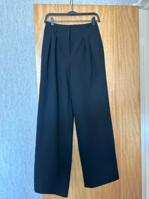 NA-KD kostymbyxor - Vida ben som ger en snygg och stilren look. Lätta att styla, faller väldigt snyggt och enkla att stylad funkar lika bra med sneakers som klackar.