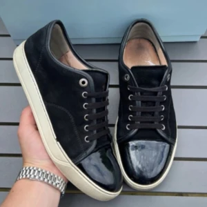 Svarta lanvins  - Sjuukt feta Lanvins perfekt nu för våren! Storlek 41 men passar även 40. Skulle själv säga att skicket är runt 7/10 riktigt bra skick. Box och snören ingår! Hör av dig vid fler frågor och funderingar🤩