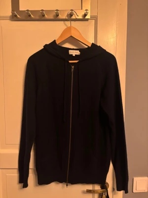 Mörkblå Kashmir hoodie med dragkedja Davida (INTRESSEKOLL) - Snygg mörkblå hoodie från Davida med dragkedja framtill och huva med dragsko. Tillverkad i kashmir. Köpt för ca 2500kr, kom med prisförslag!! För övrigt helt oanvänd.